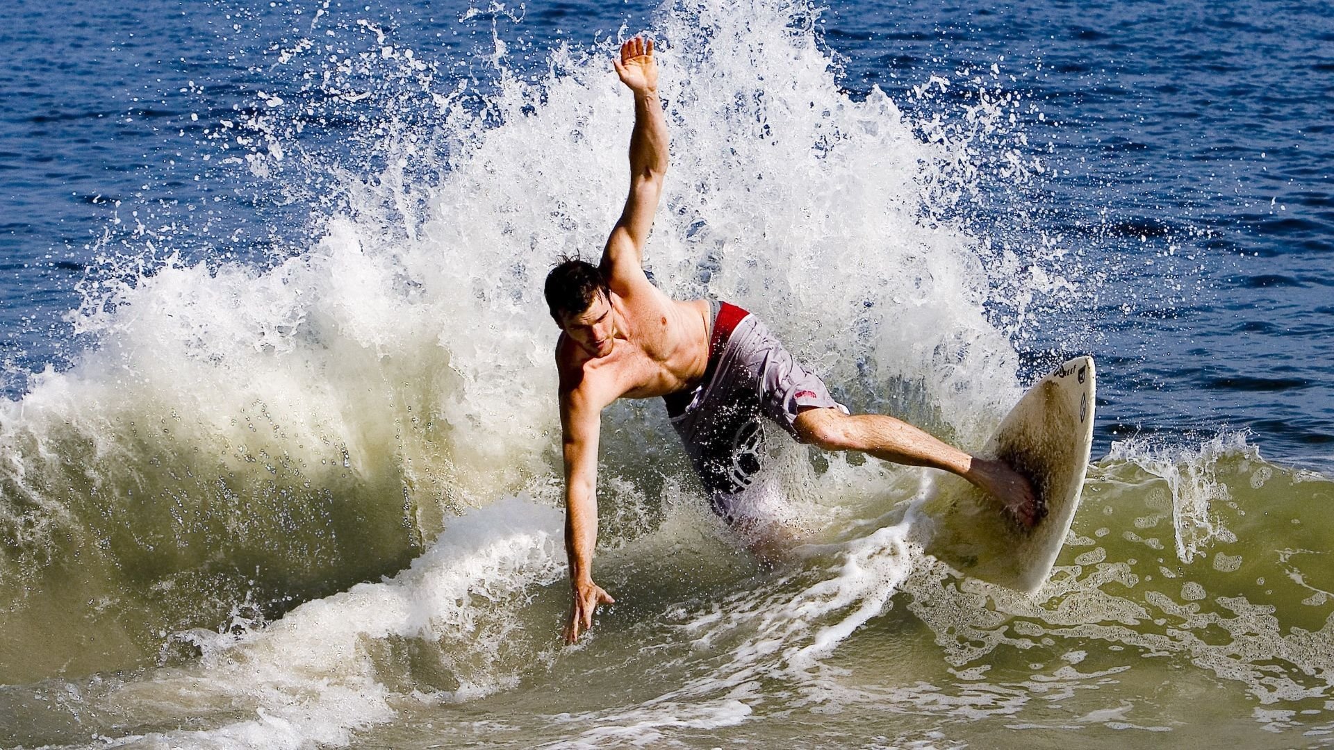 主教练下课前球队表现是否有明显战术信号，主教练上场比赛