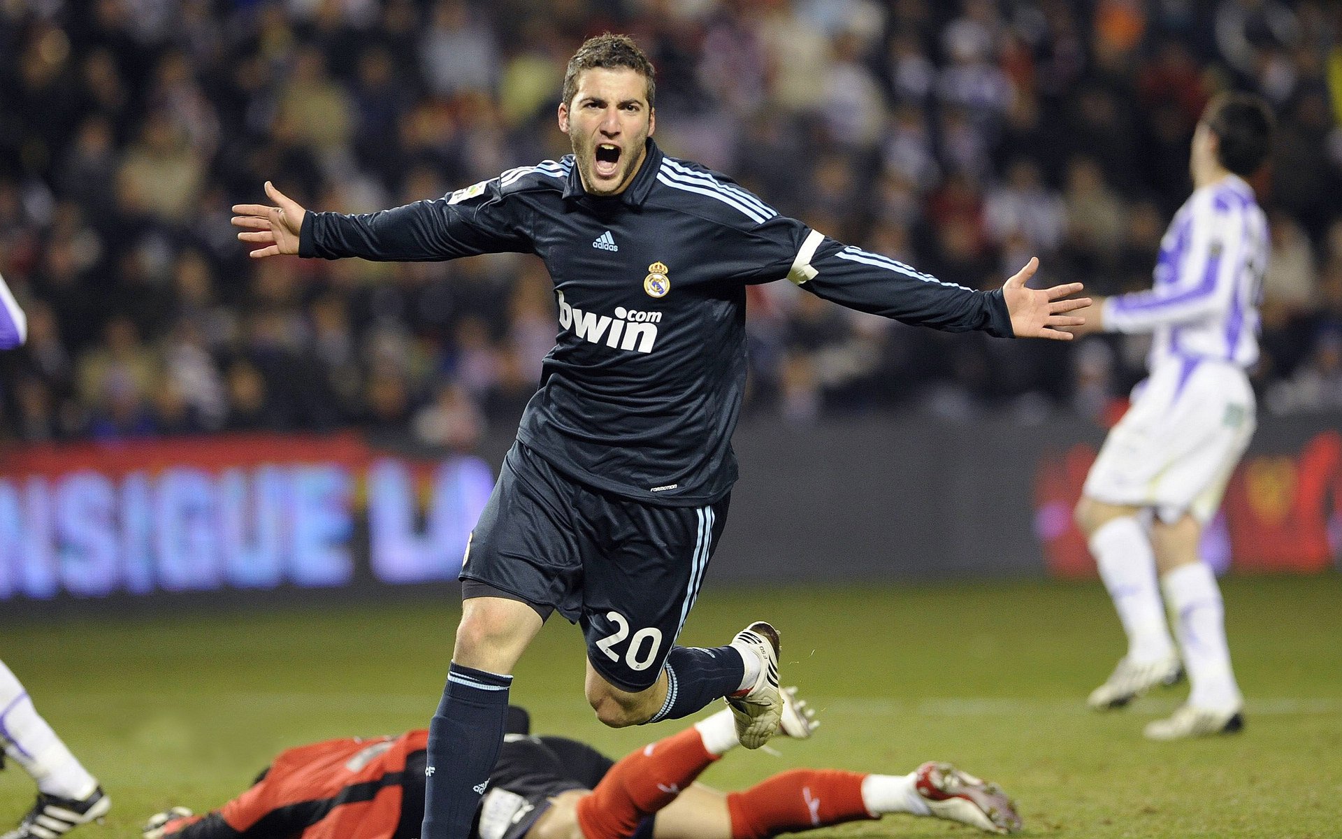 外援表现两极分化本土球员扛起更多责任,外援比例